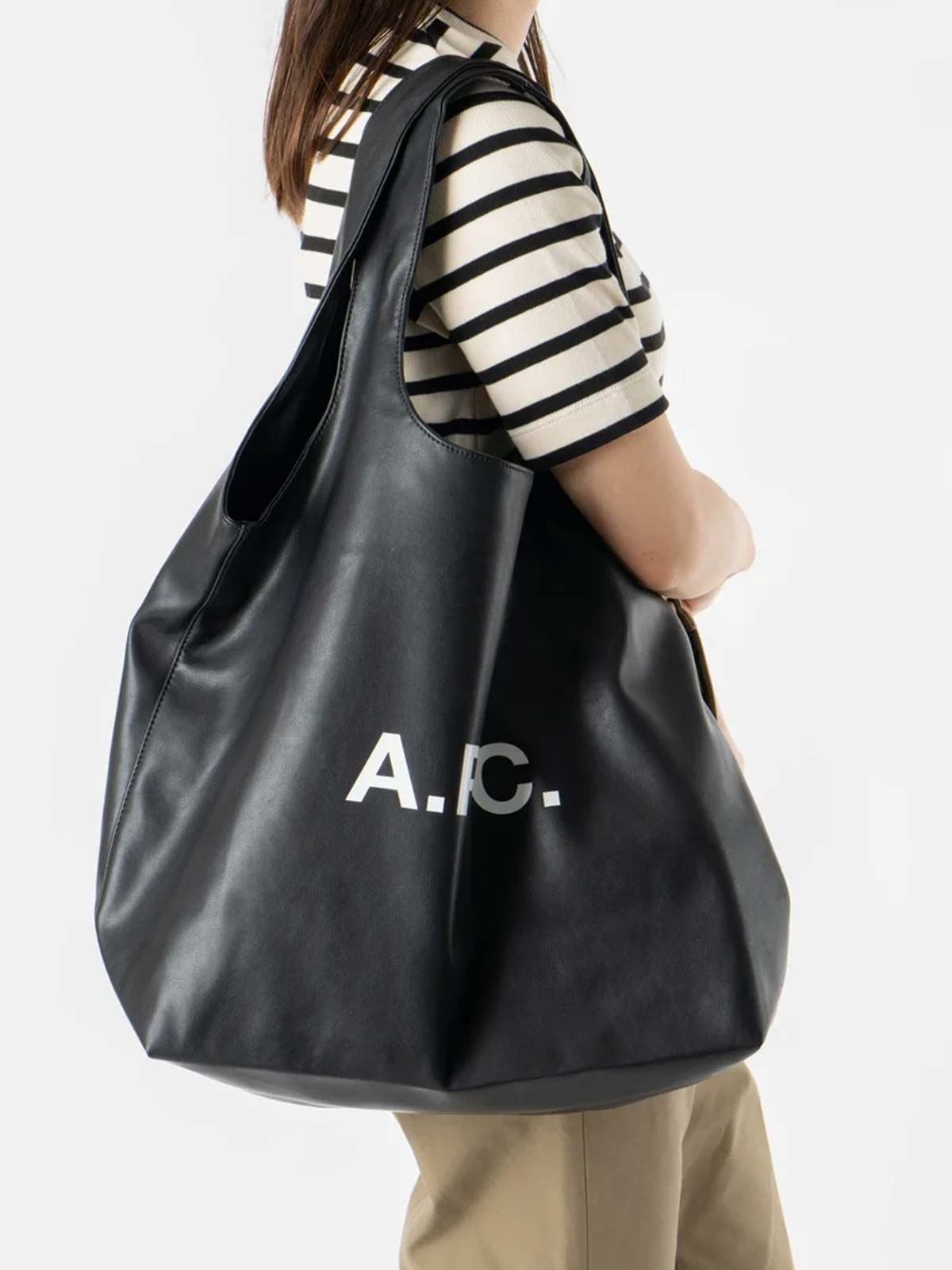 トートバッグ A.P.C. Black Synthetic Leather Small Ninon Shoulder Bag A.P.C. Ninon Shoulder Bag | Black | FARFETCH AE
